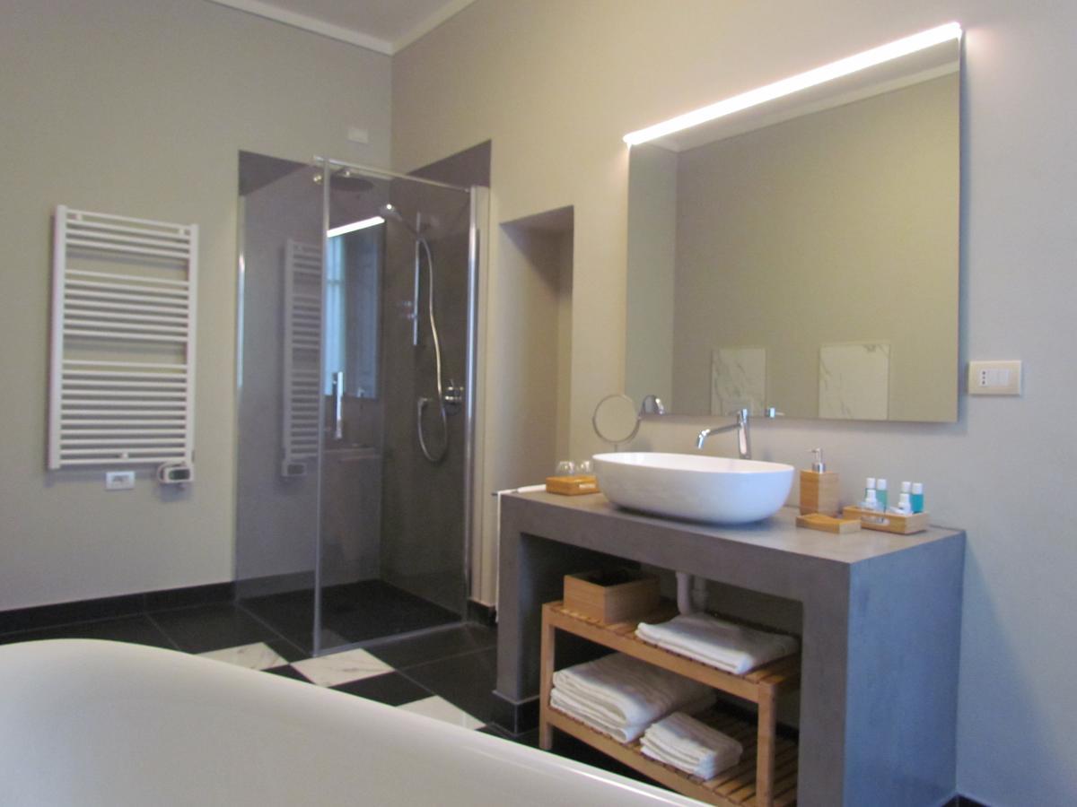 L'Approdo Di Sant'Agostino Bed & Breakfast โกโม ภายนอก รูปภาพ